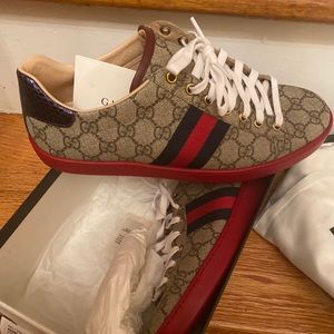 EXCELLENT CONDITION GUCCI WEB SUPREME SNEAKERS!